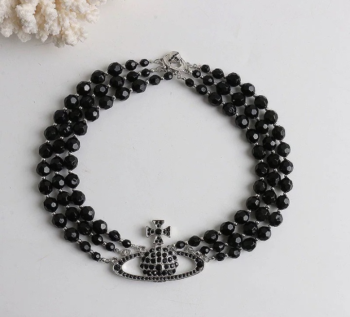 Collar de perlas negras con colgante