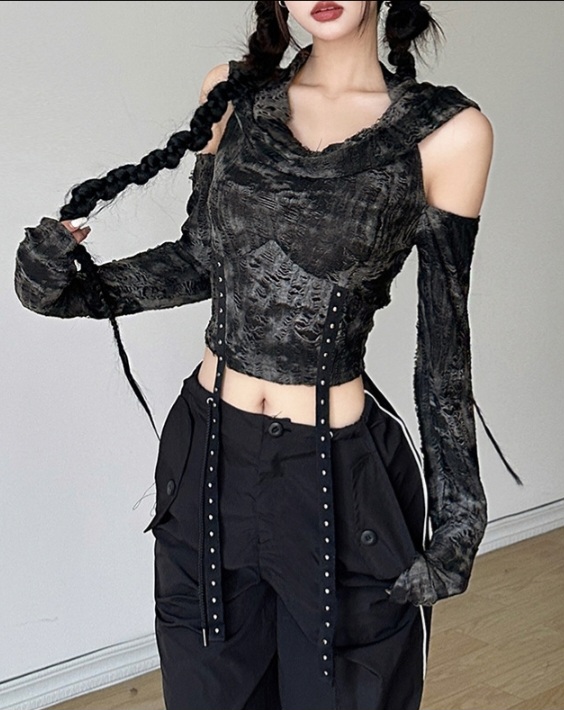 Top estilo gótico con hombros descubiertos