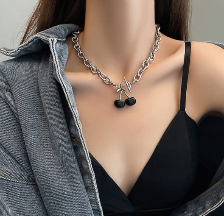 Collar con cerezas negras