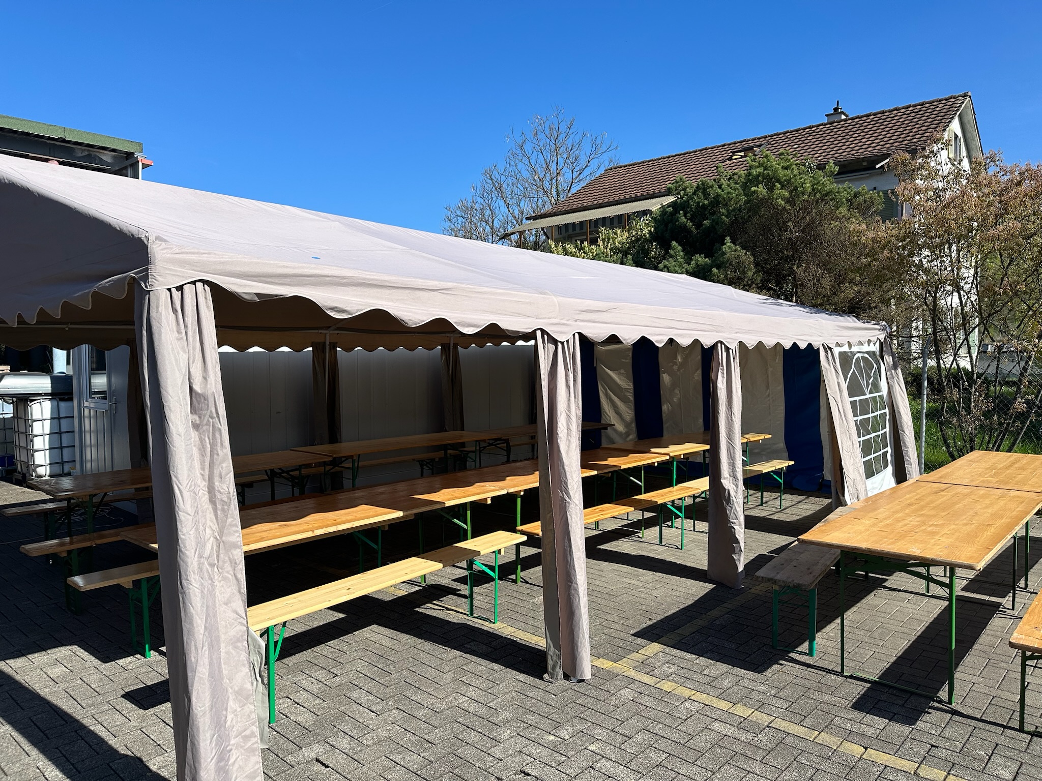 Festzelt 5m x 8m ( Platz für ca. 60 Personen)