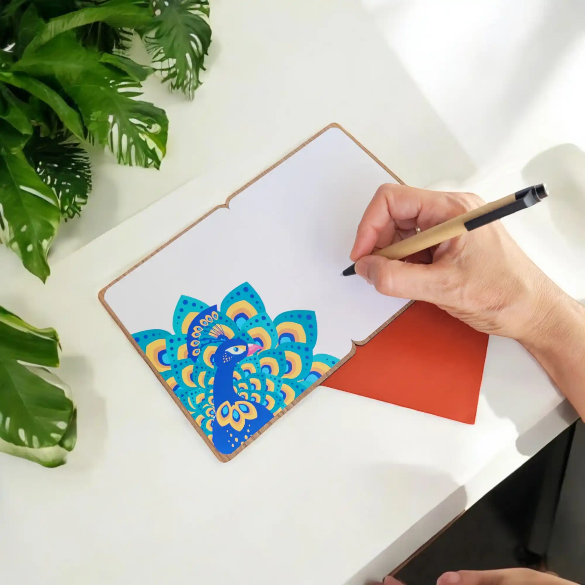 Tarjeta de madera “Pavo Real” – Elegancia artesanal