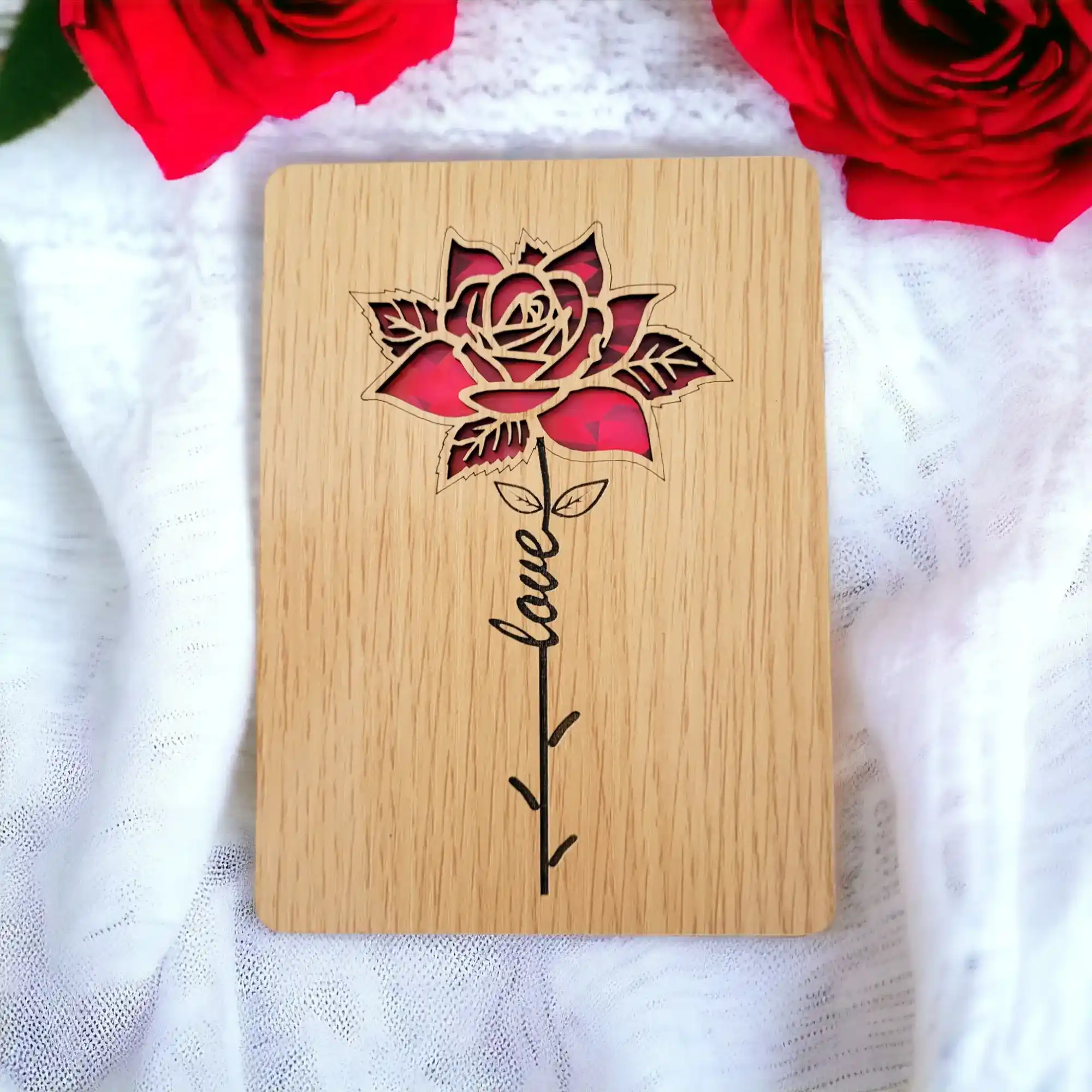 Tarjeta de madera “Love” – Rosa grabada