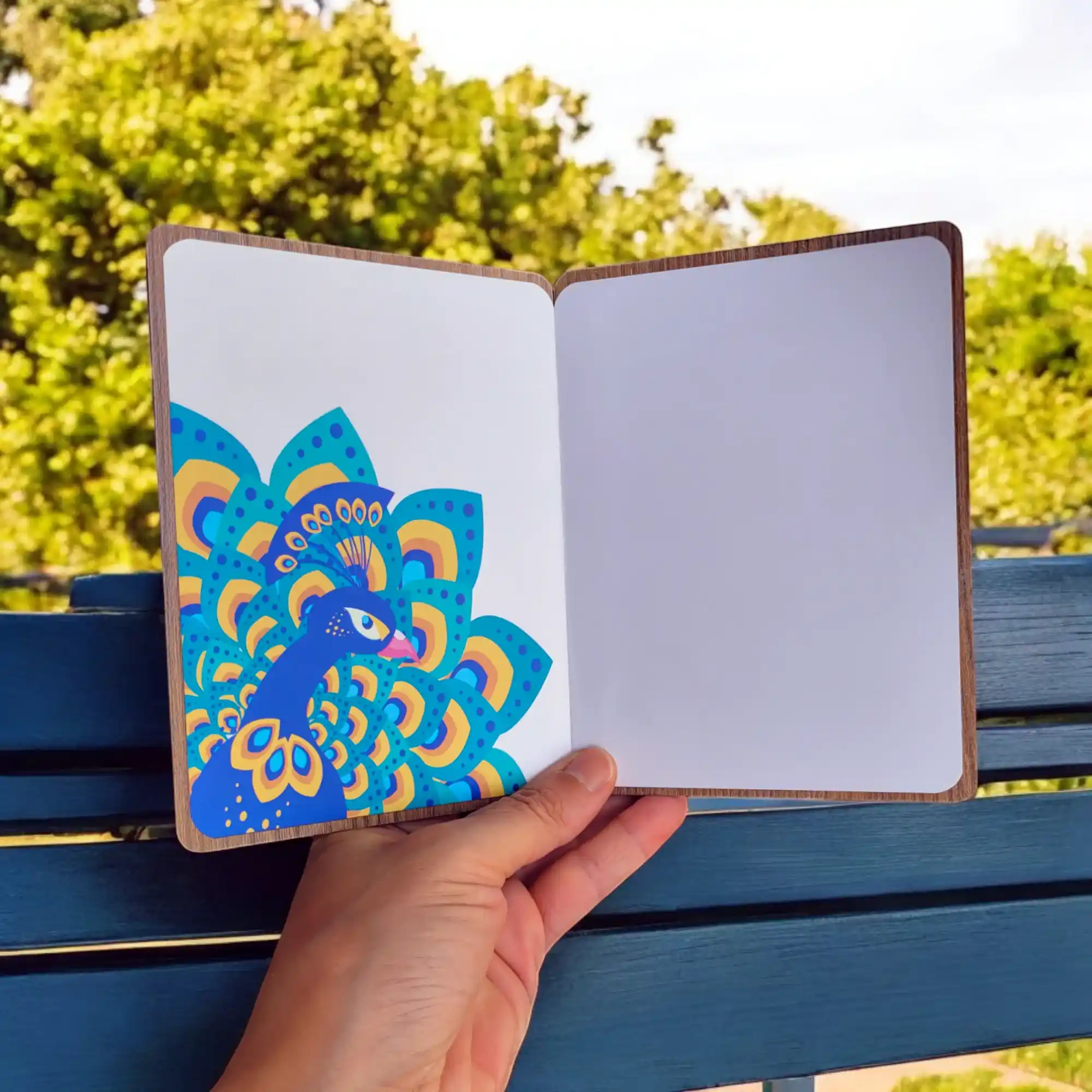 Tarjeta de madera “Pavo Real” – Elegancia artesanal