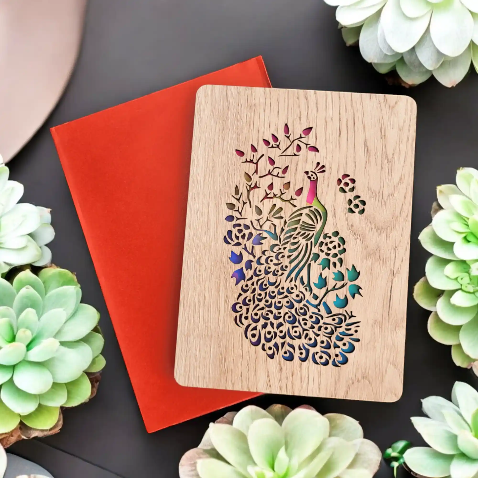 Tarjeta de madera “Pavo Real” – Elegancia artesanal