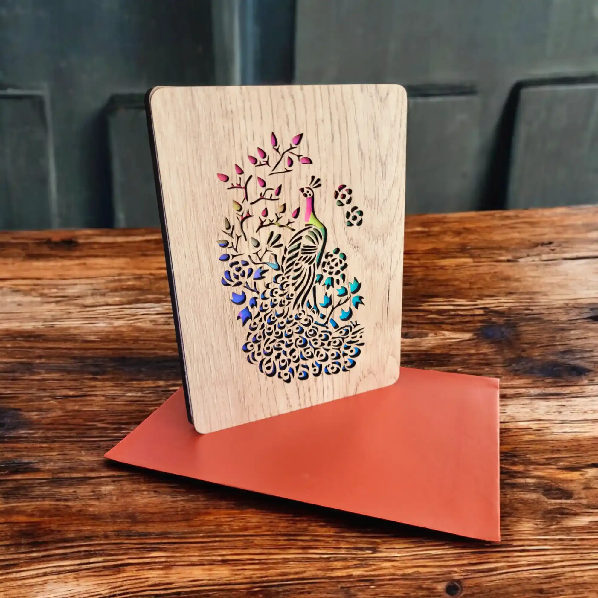 Tarjeta de madera “Pavo Real” – Elegancia artesanal