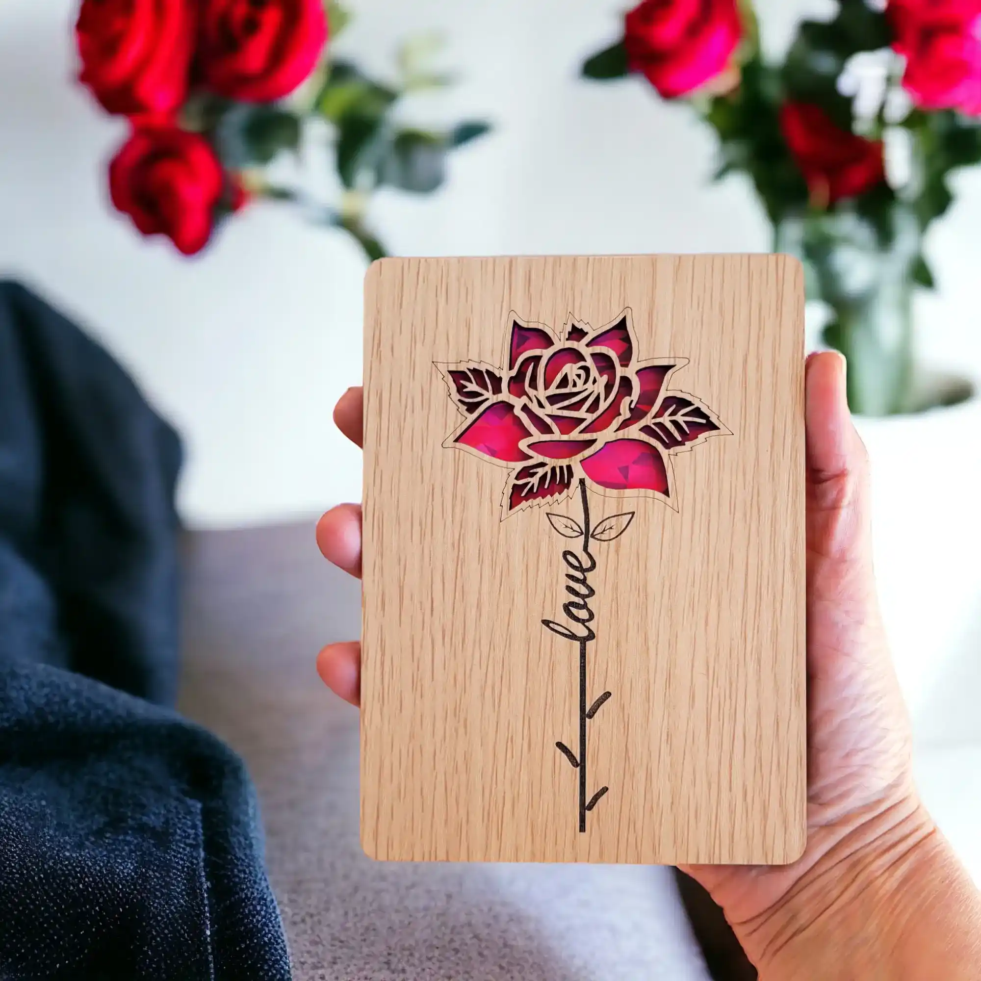 Tarjeta de madera “Love” – Rosa grabada