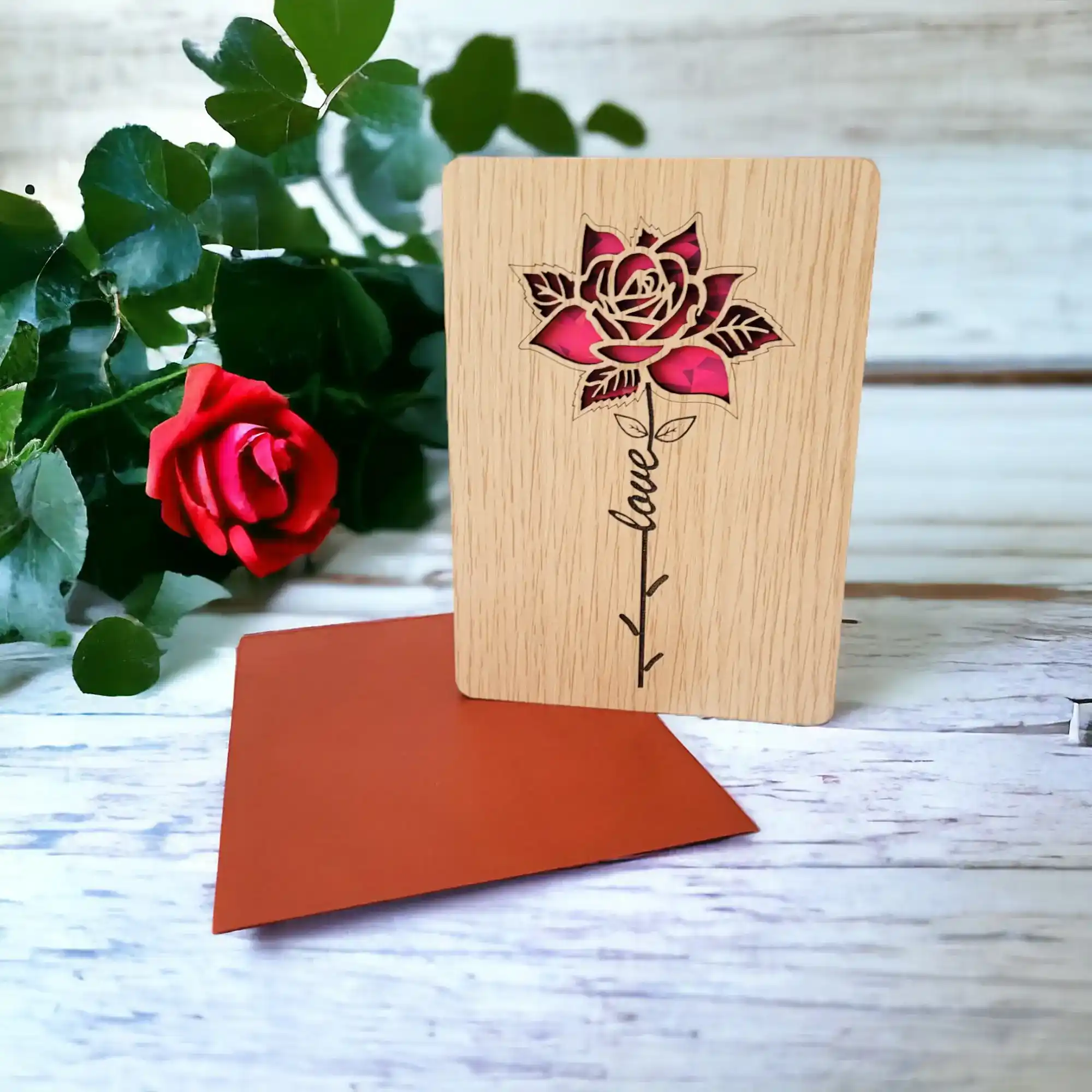 Tarjeta de madera “Love” – Rosa grabada