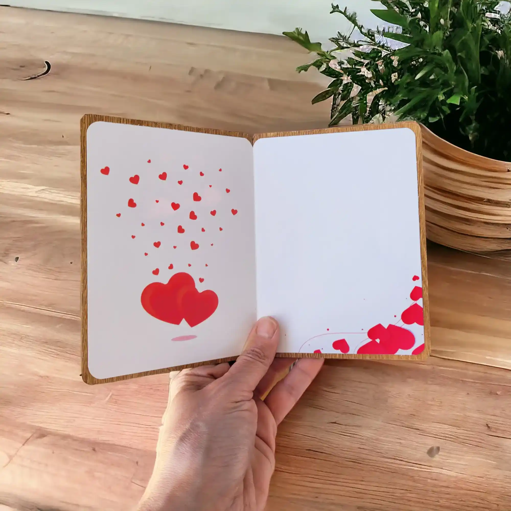 Tarjeta de madera “Love” – Rosa grabada