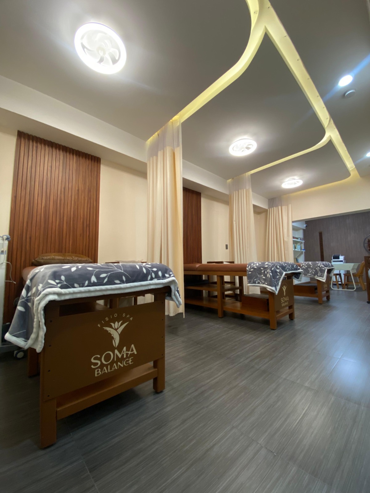 Clínica de fisioterapia y rehabilitación física con área de spa