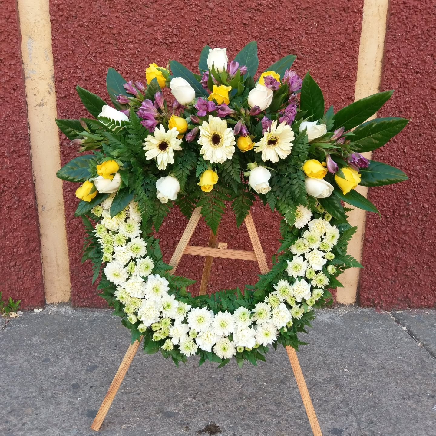 Corona funeraria de flores