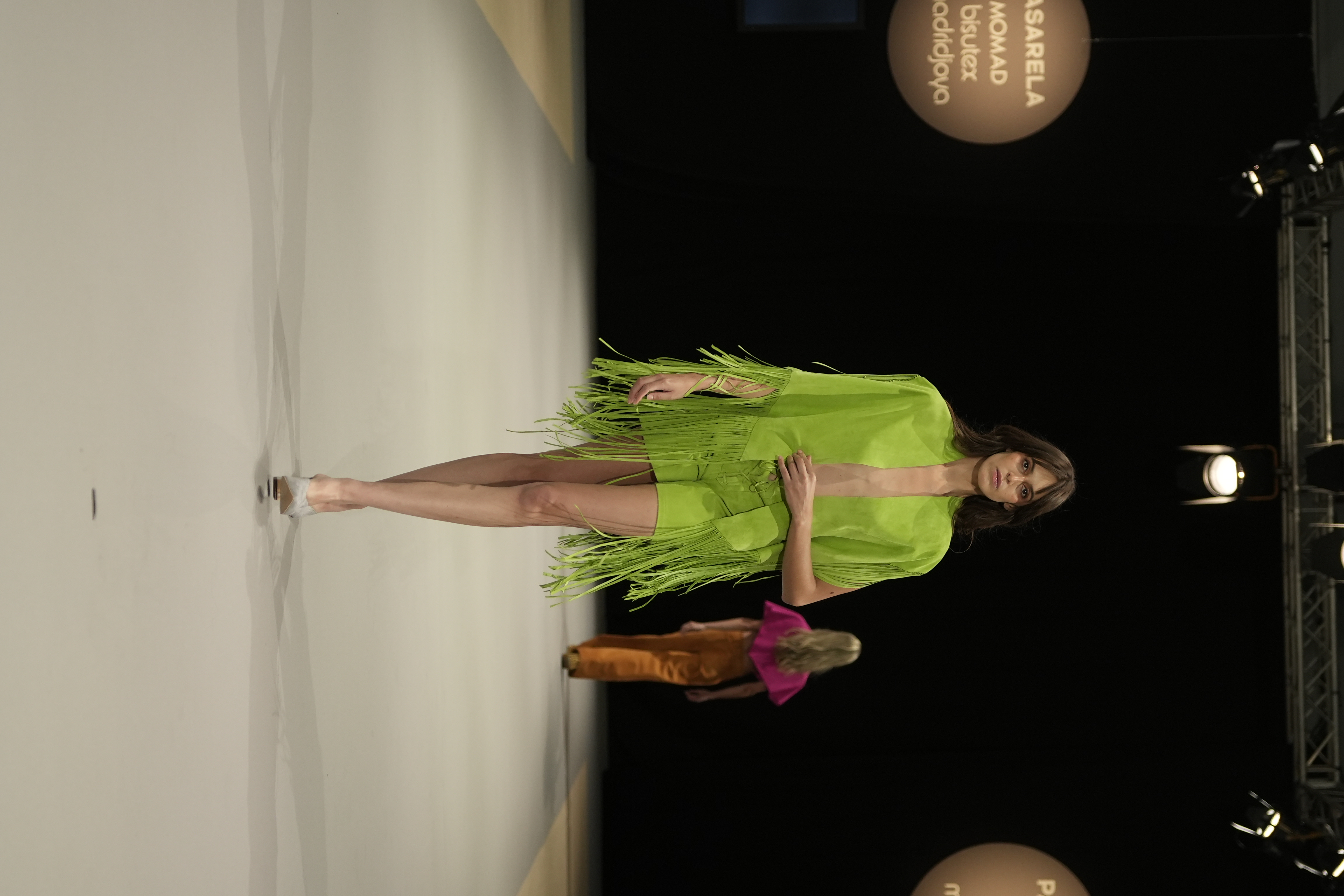 Poncho verde con flecos y short