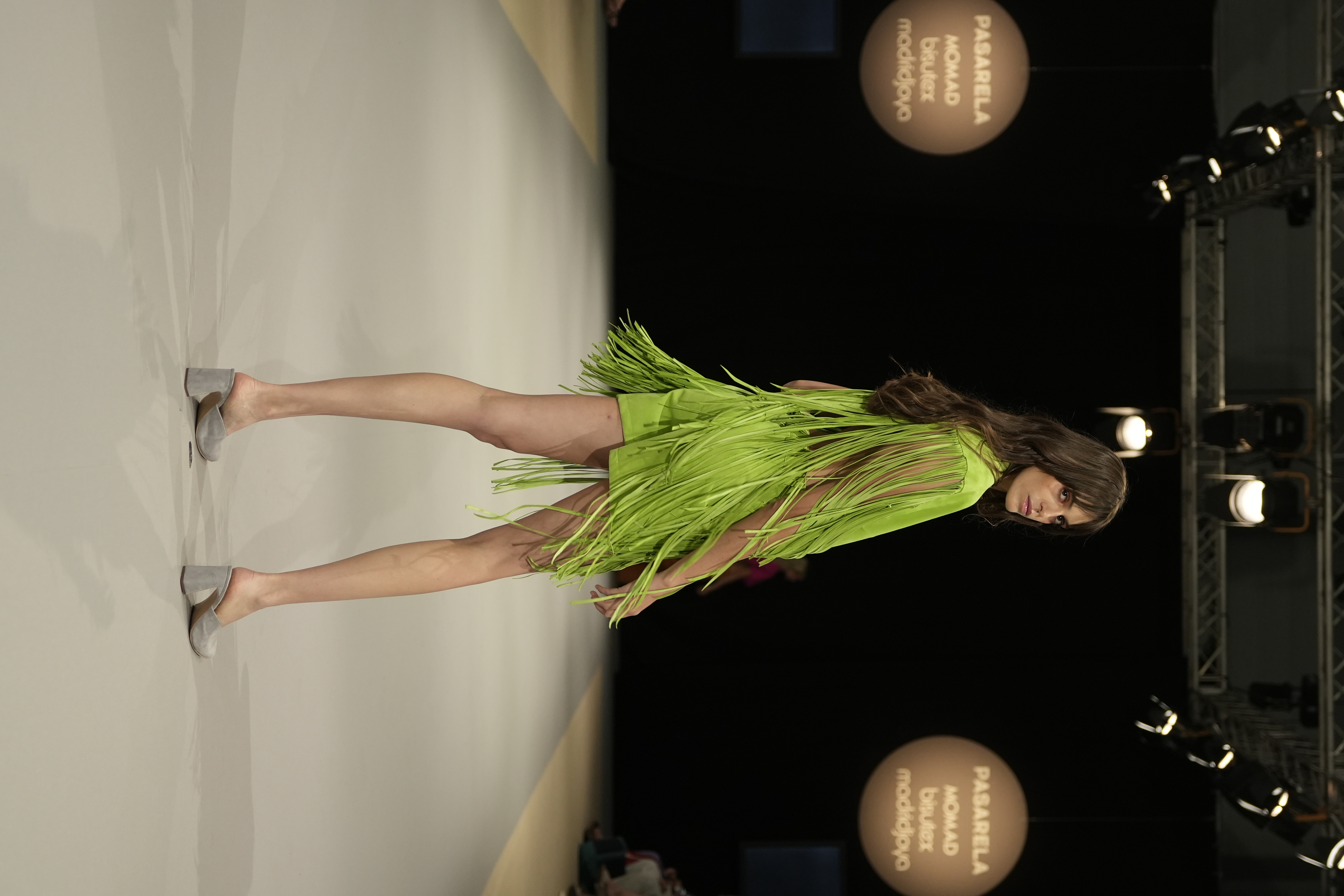 Poncho verde con flecos y short