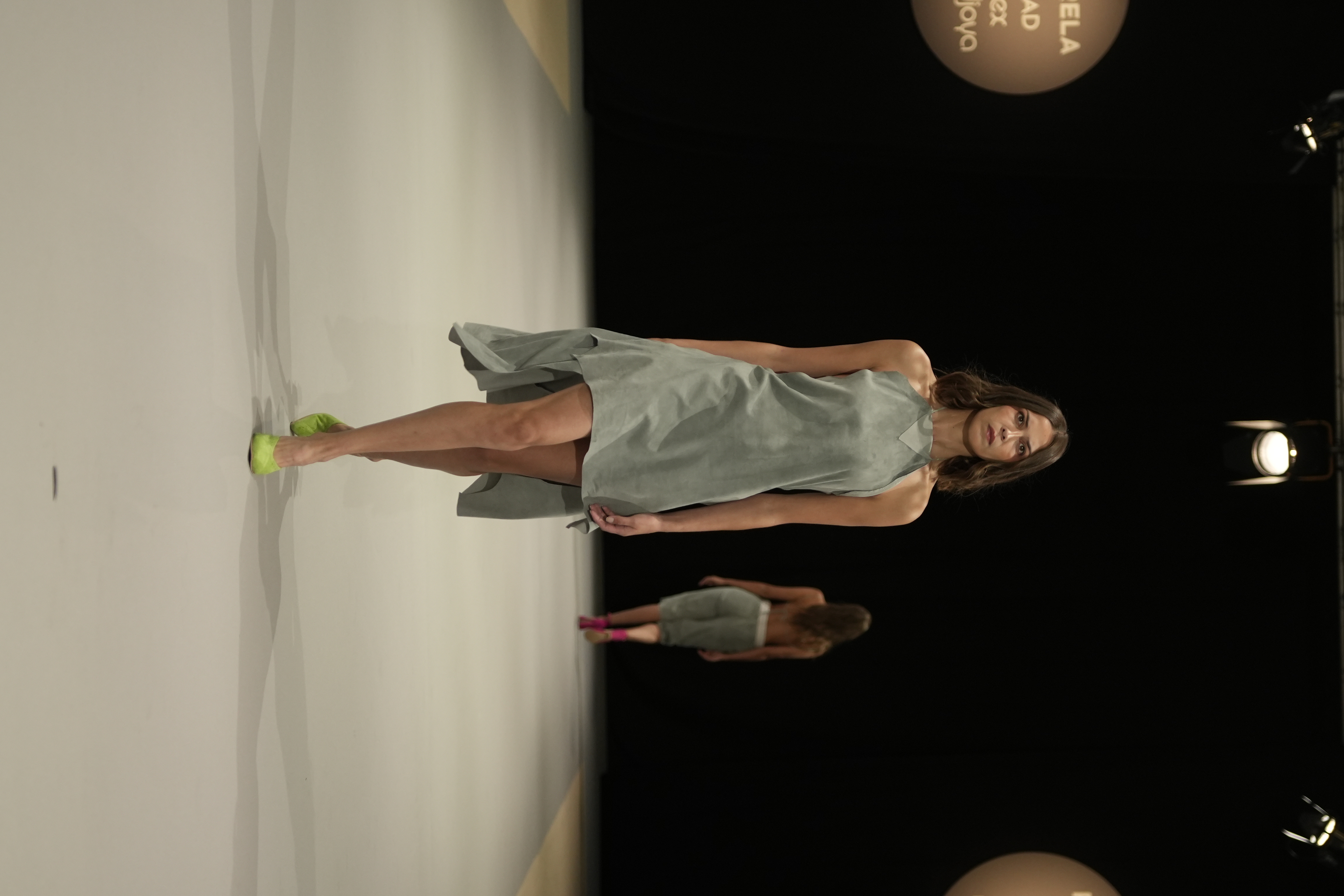 Vestido asimétrico gris