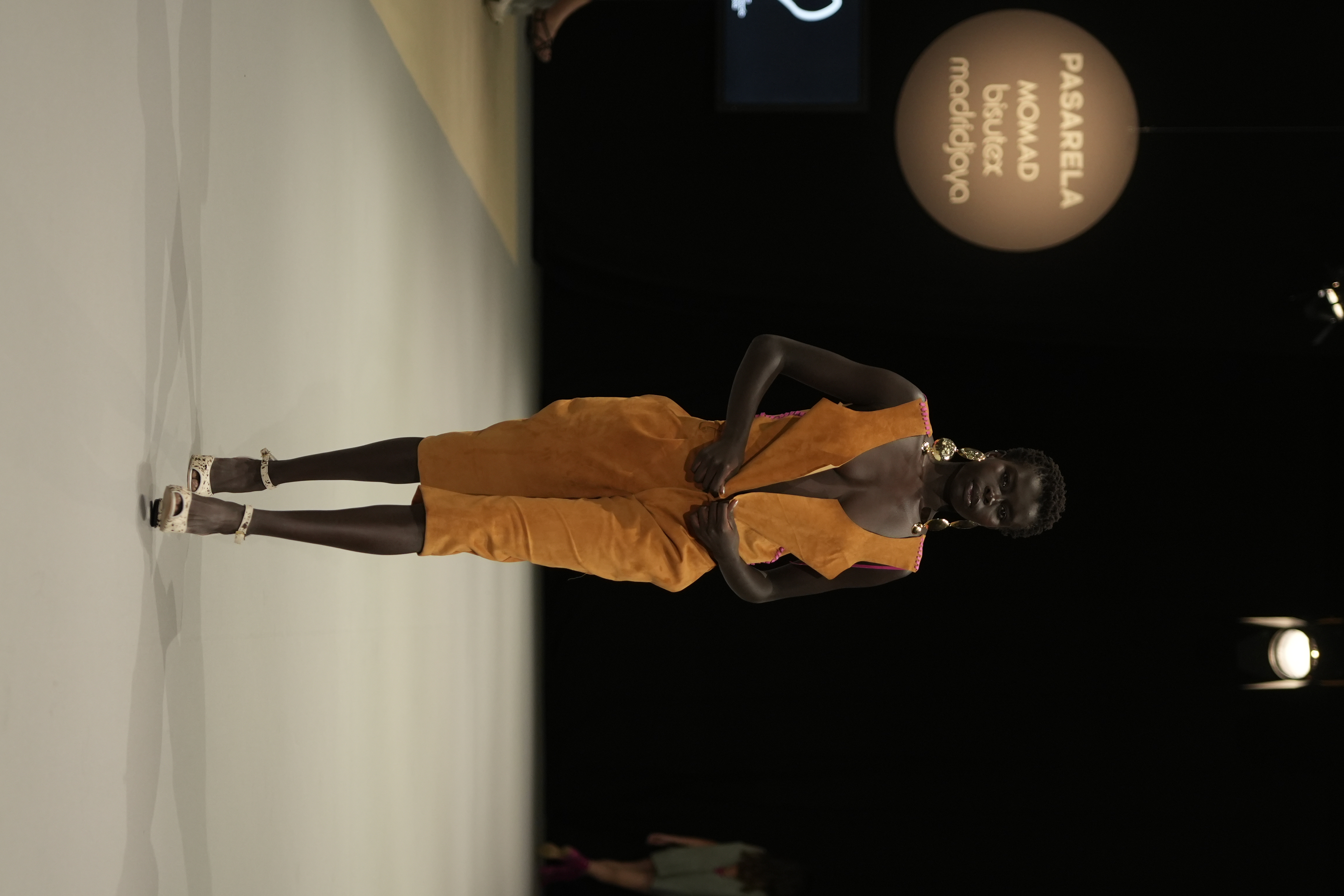 Conjunto naranja de pasarela