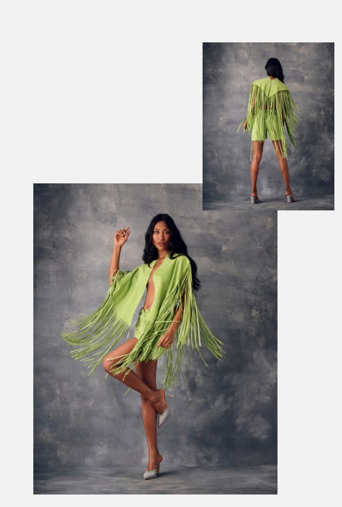 Poncho verde con flecos y short