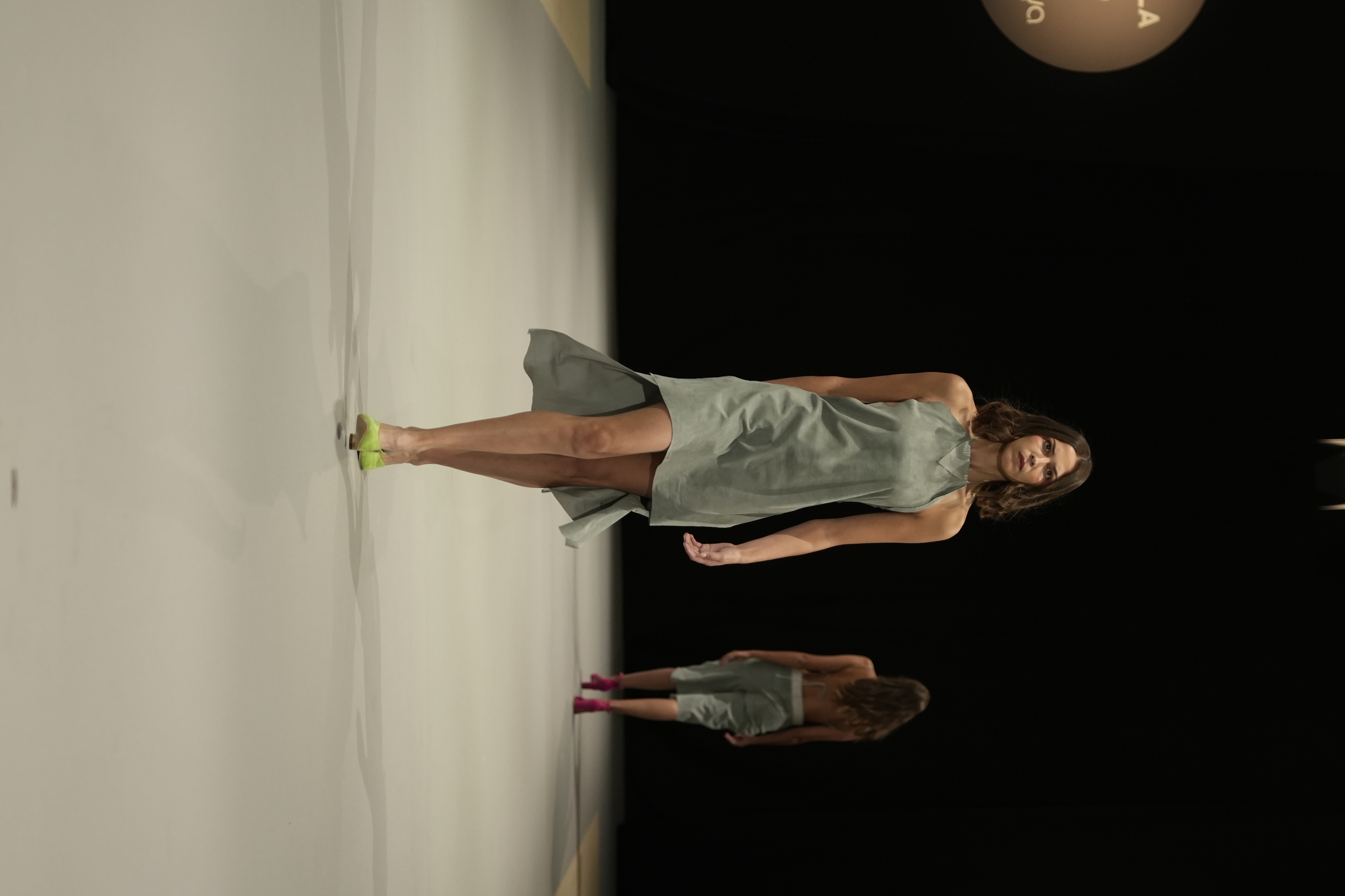 Vestido asimétrico gris