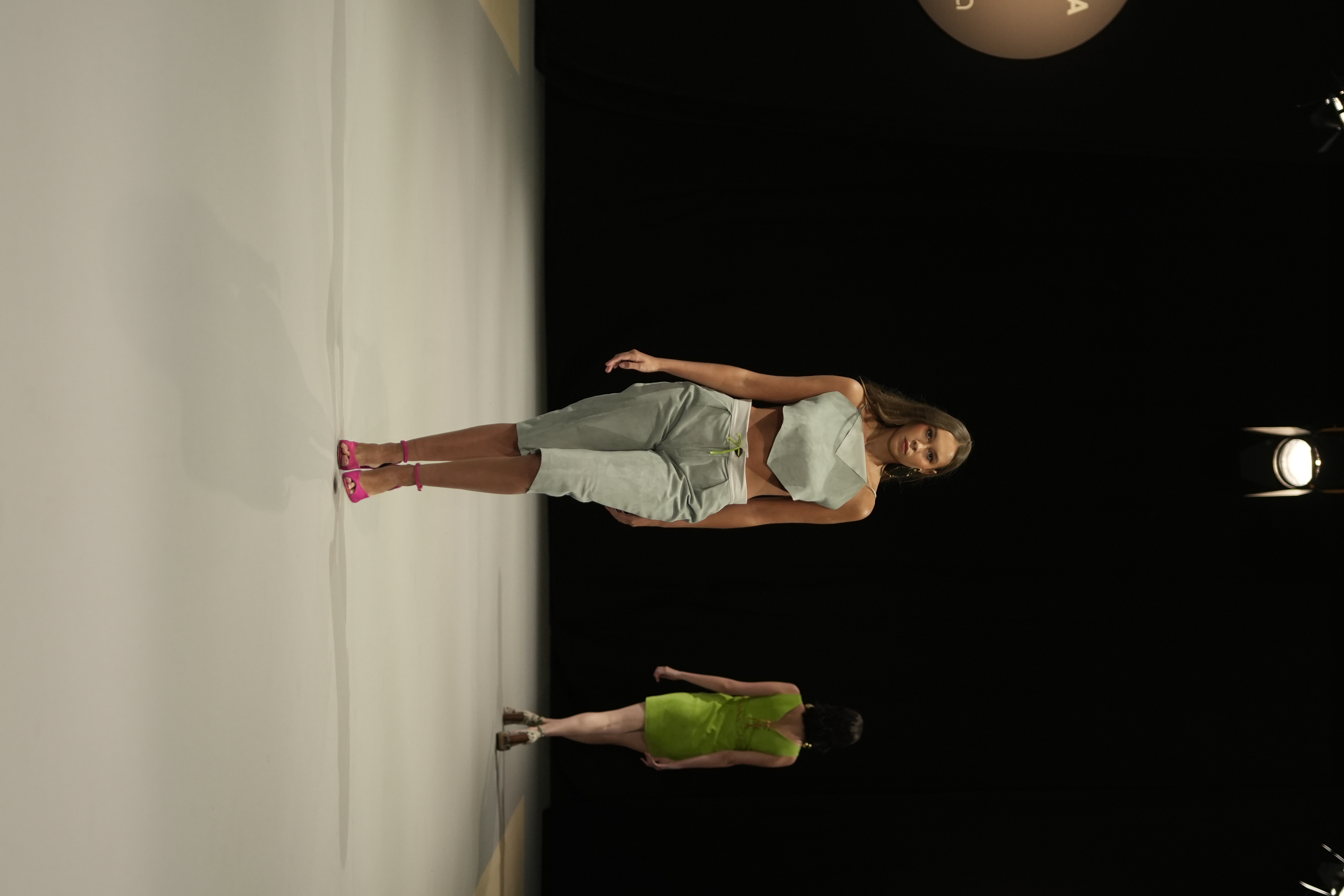 Conjunto moderno de top y bermuda