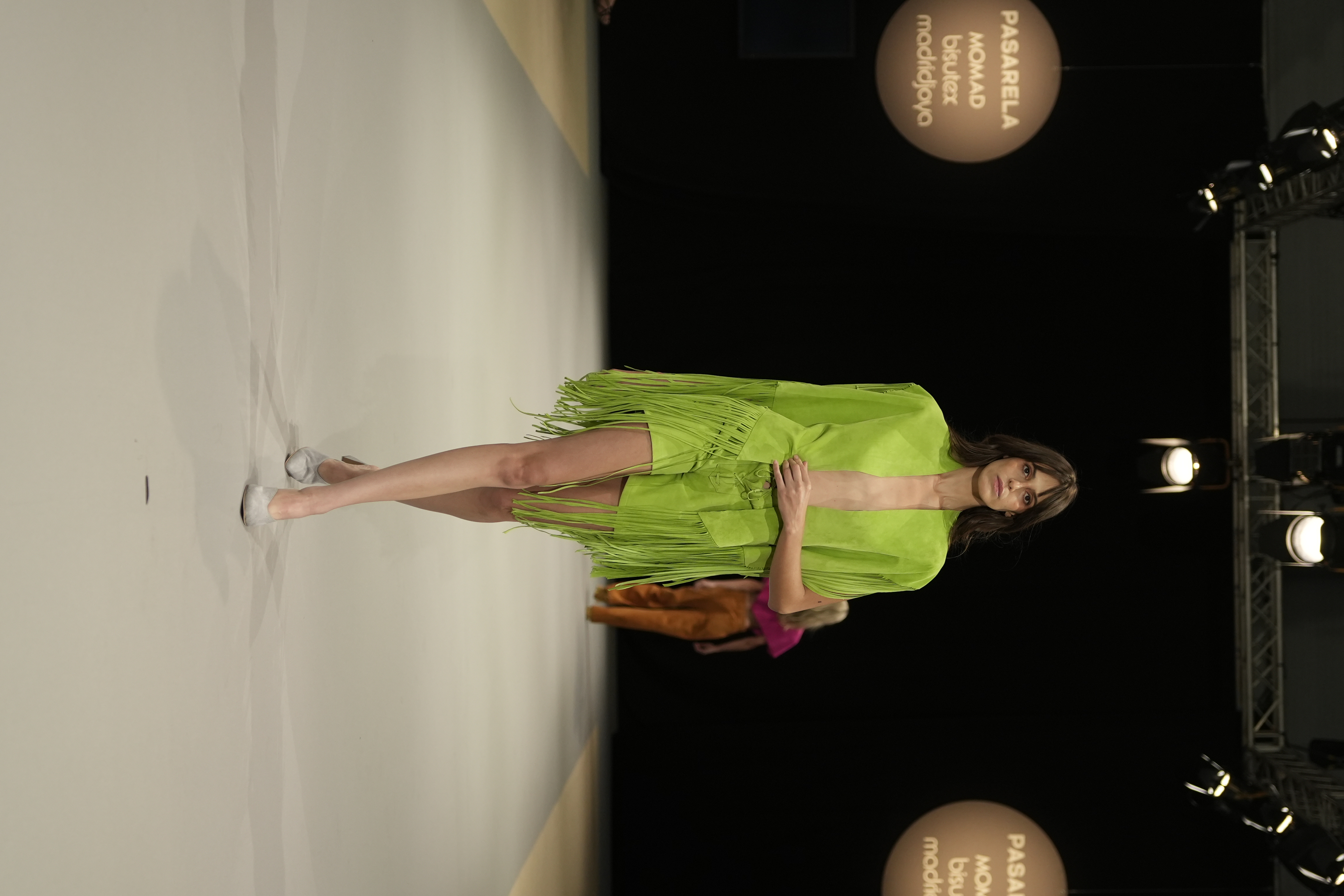 Poncho verde con flecos y short