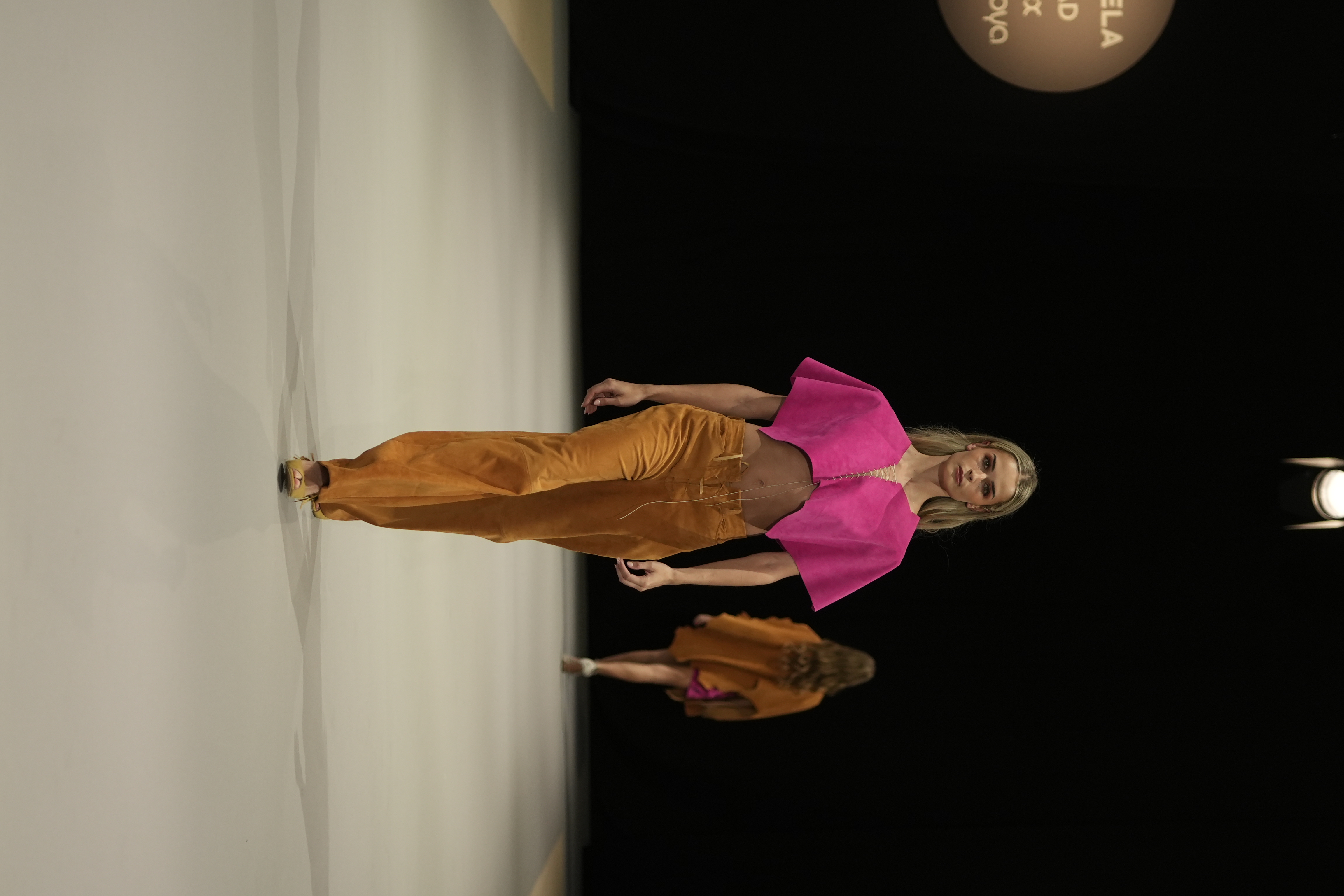 Ruana corta y pantalón