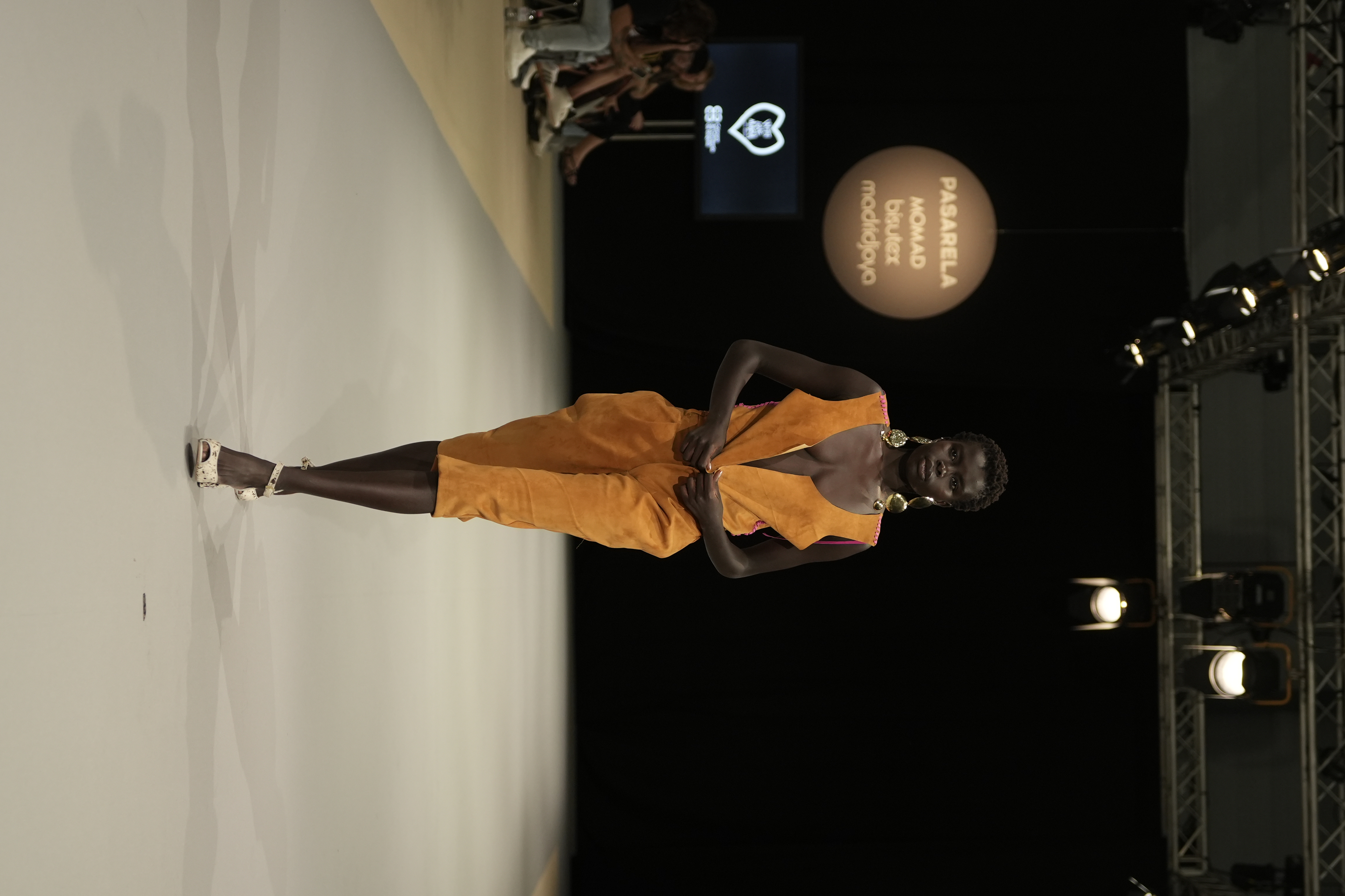 Conjunto naranja de pasarela