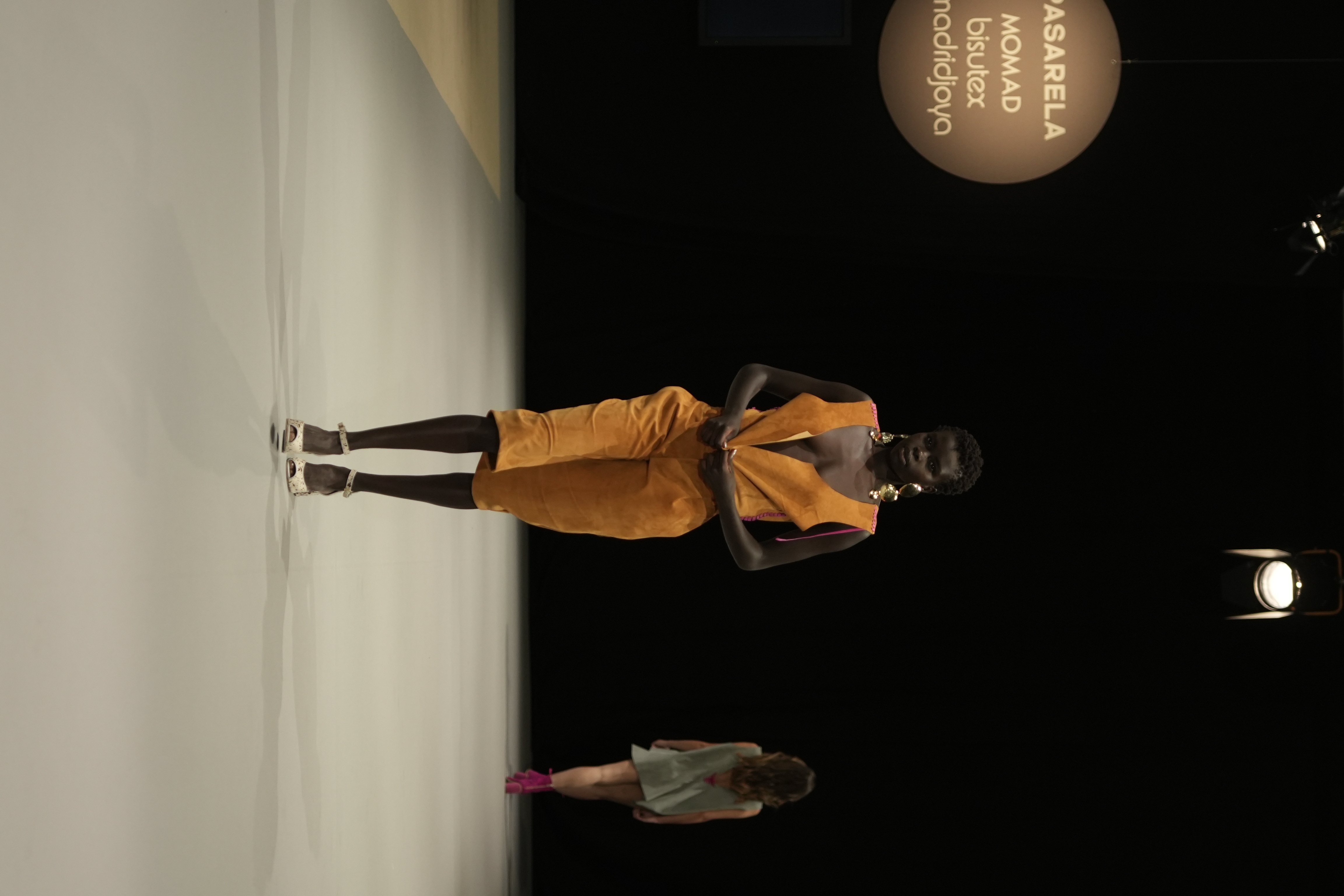 Conjunto naranja de pasarela