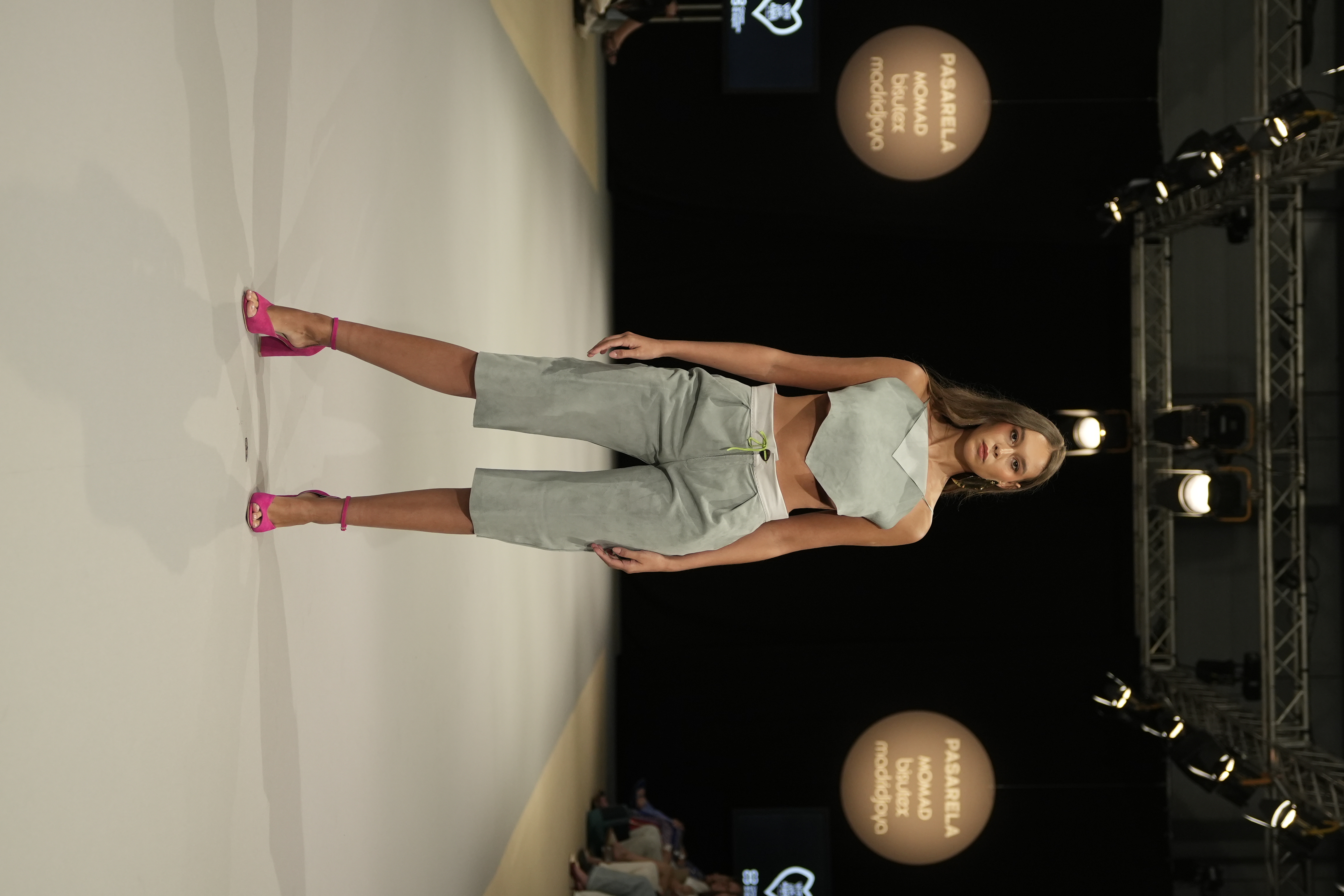 Conjunto moderno de top y bermuda