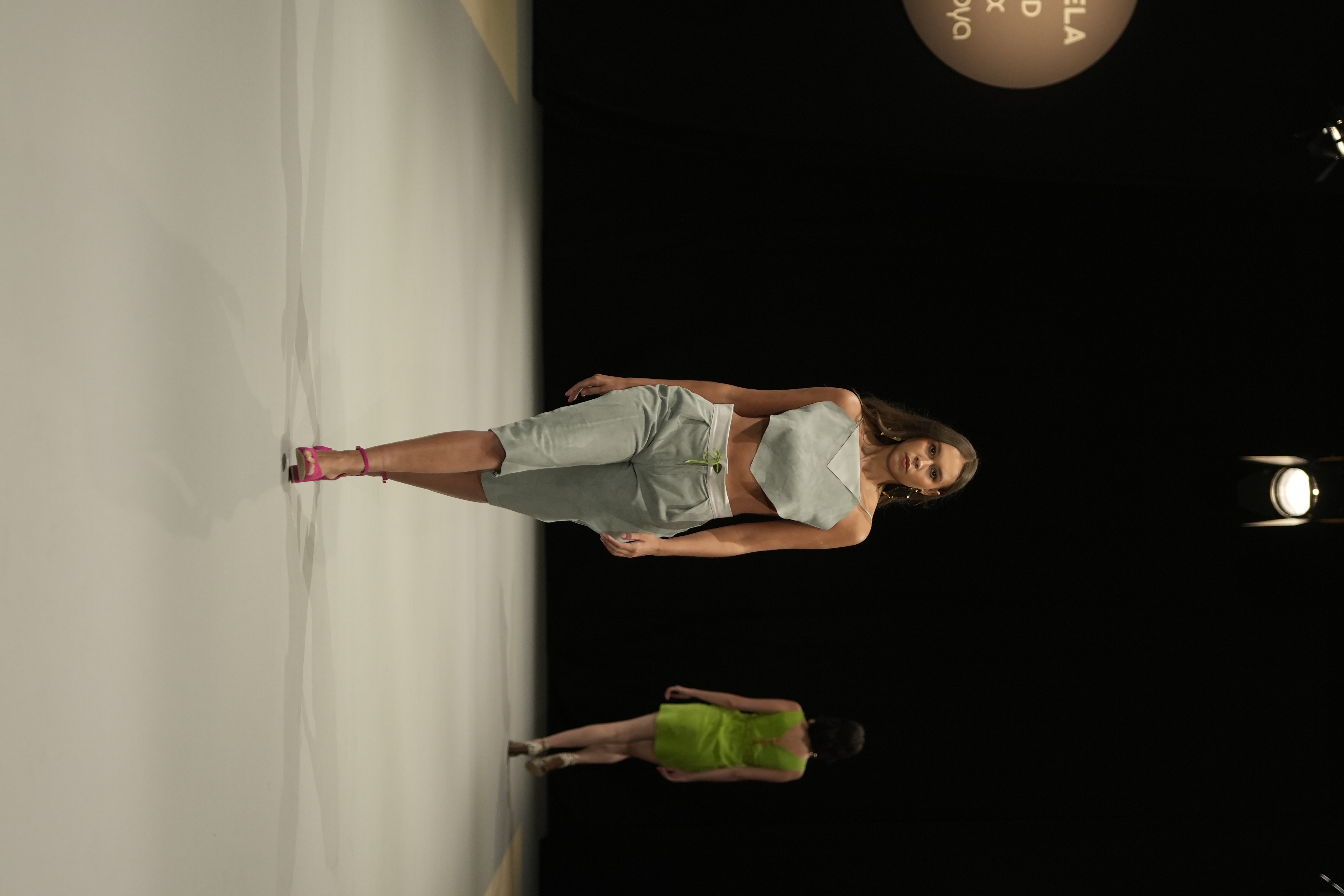 Conjunto moderno de top y bermuda