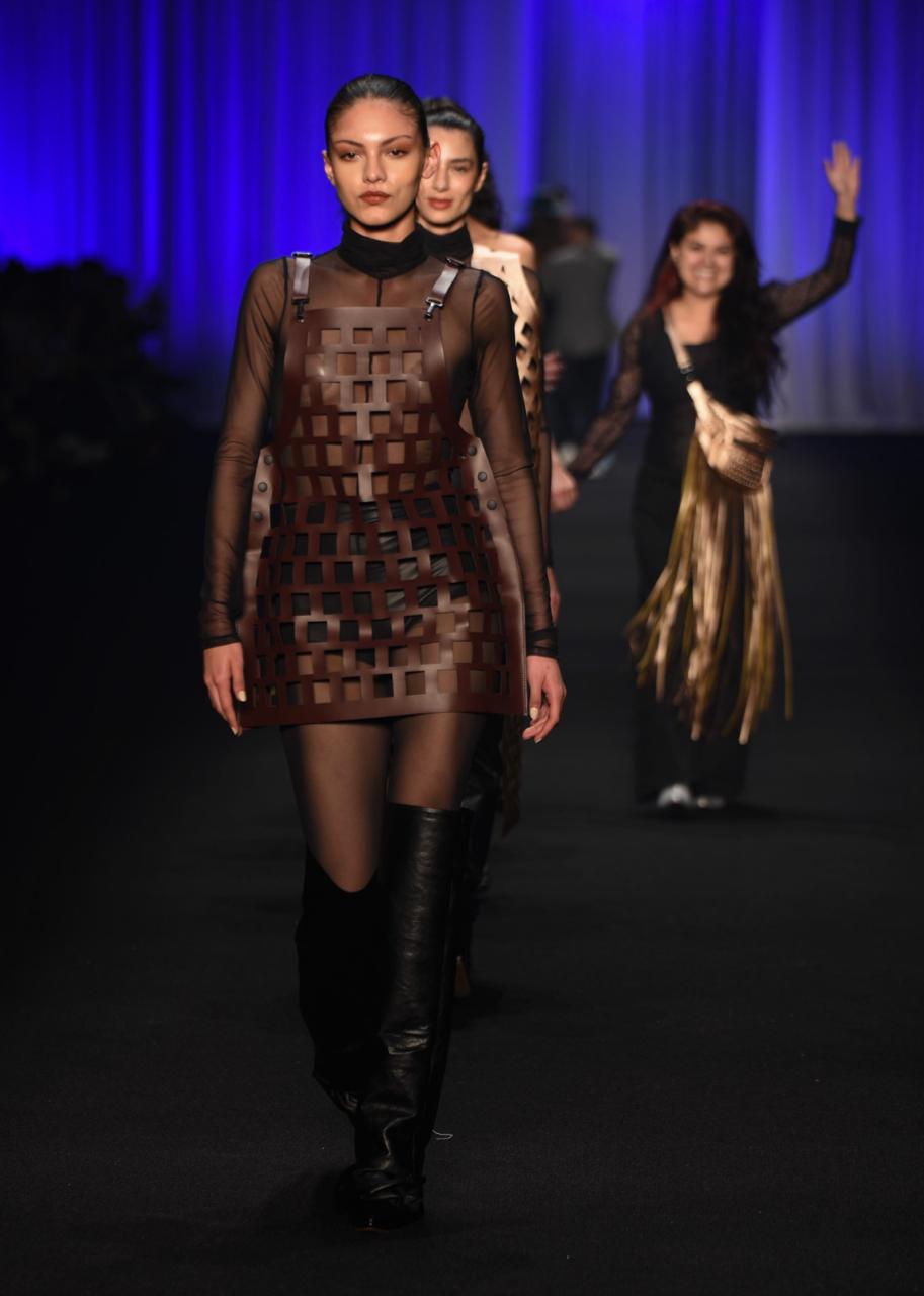 Vestido de cuero geométrico Jardinera