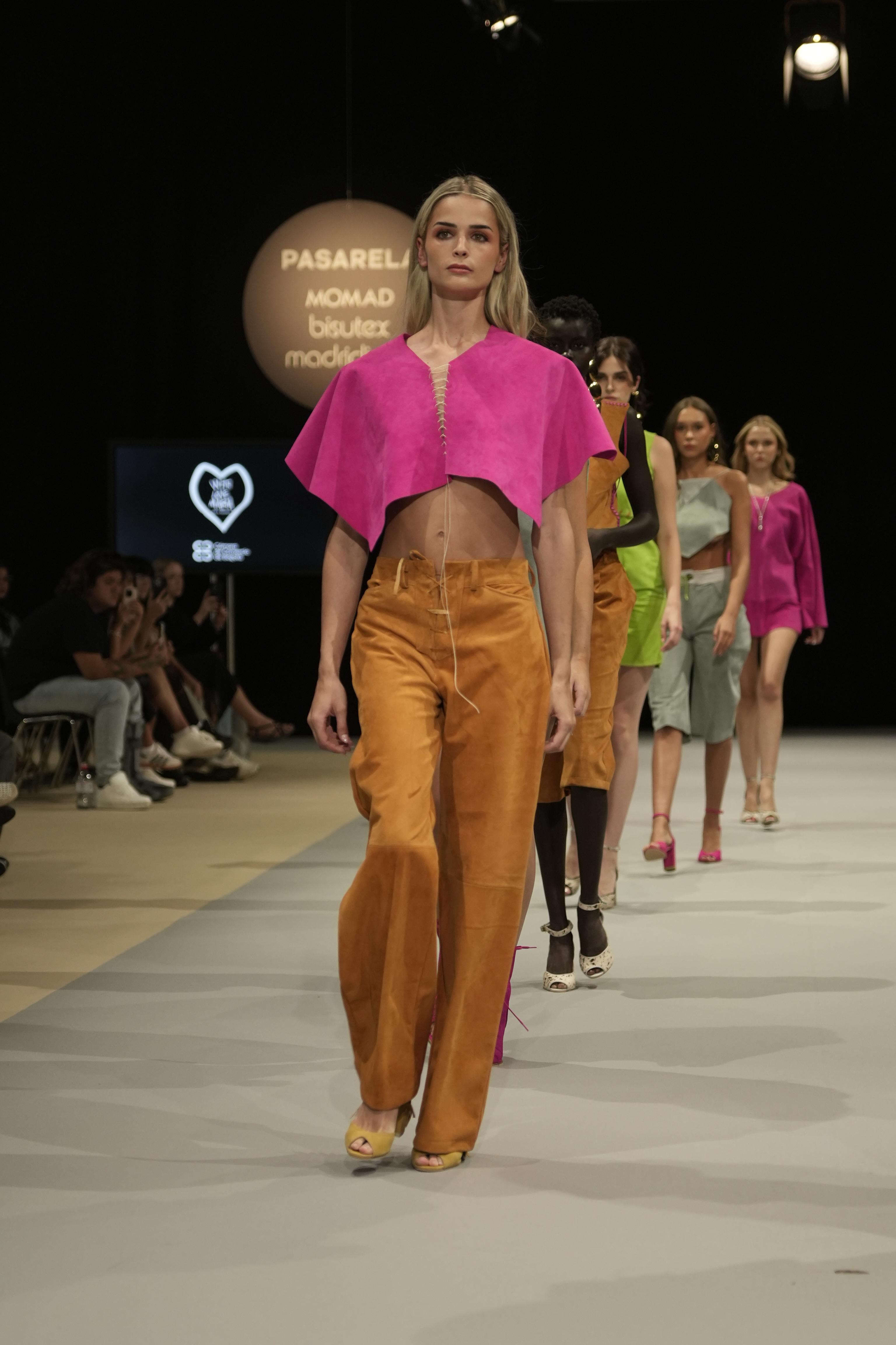 Ruana corta y pantalón