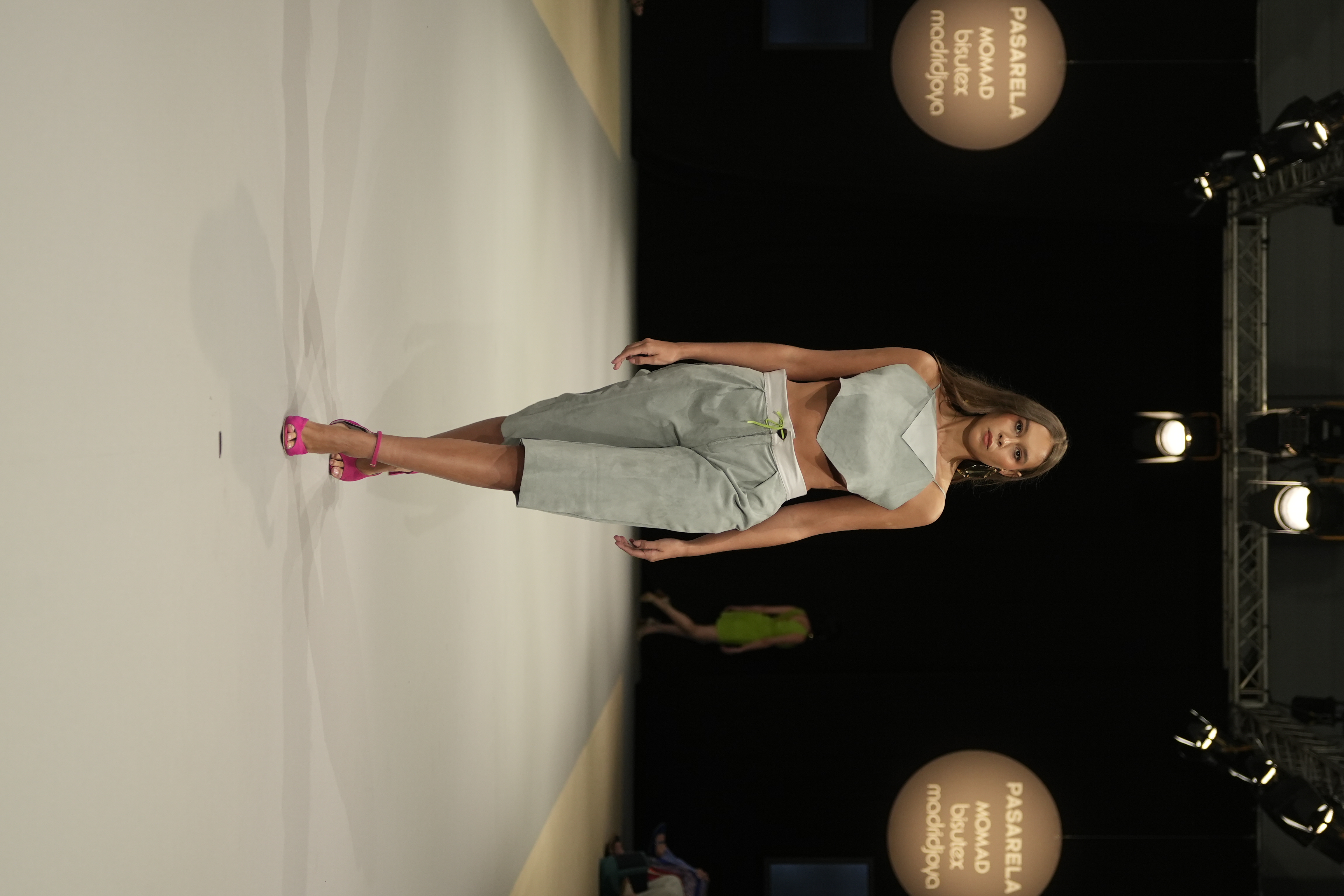 Conjunto moderno de top y bermuda