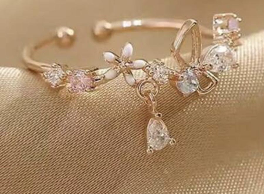 Elegant Floral Crystal Ring