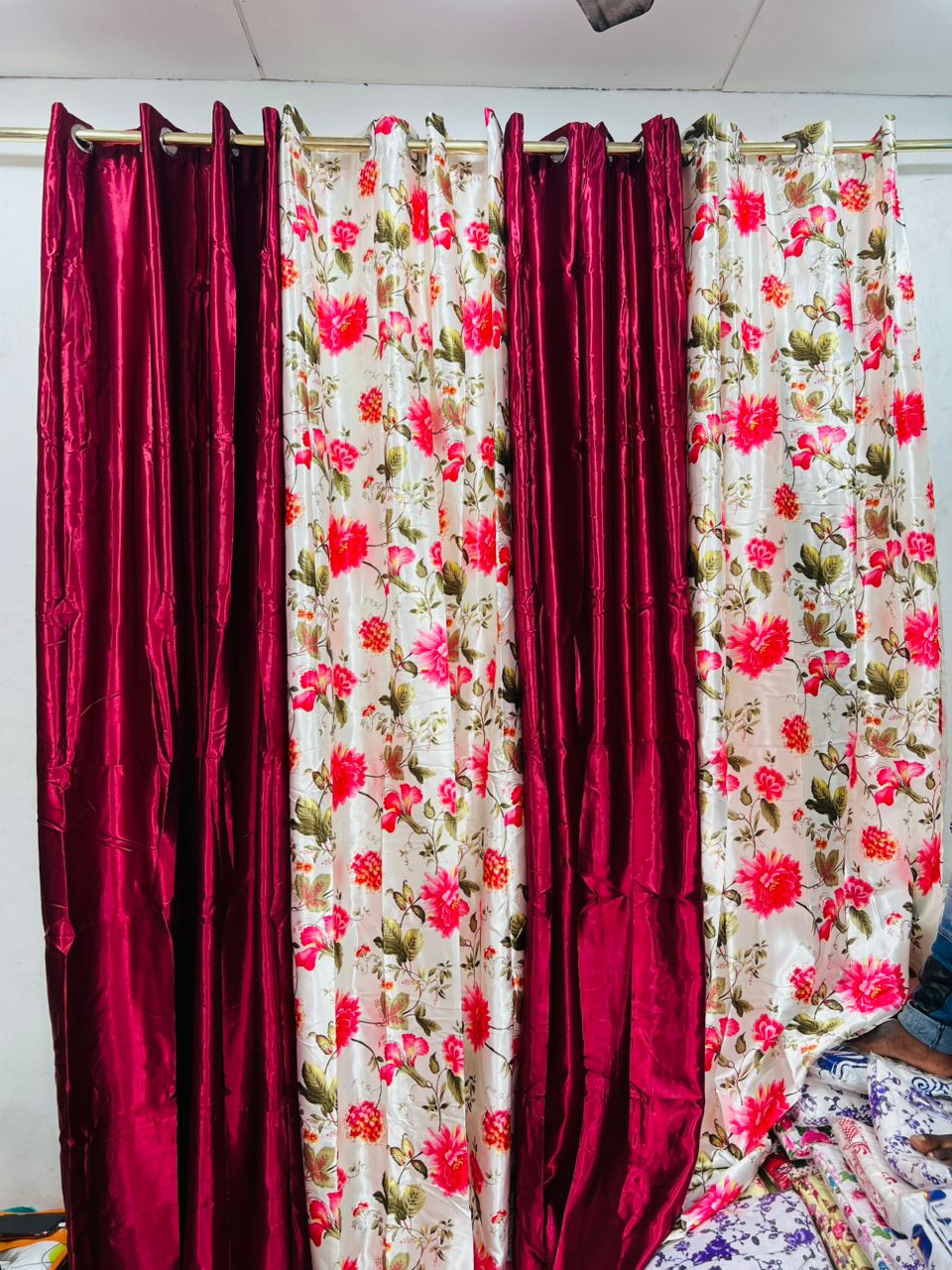 Rideaux bordeaux et à fleurs rose 4 pièces 1m50 largeur sur 2m70 longueur 