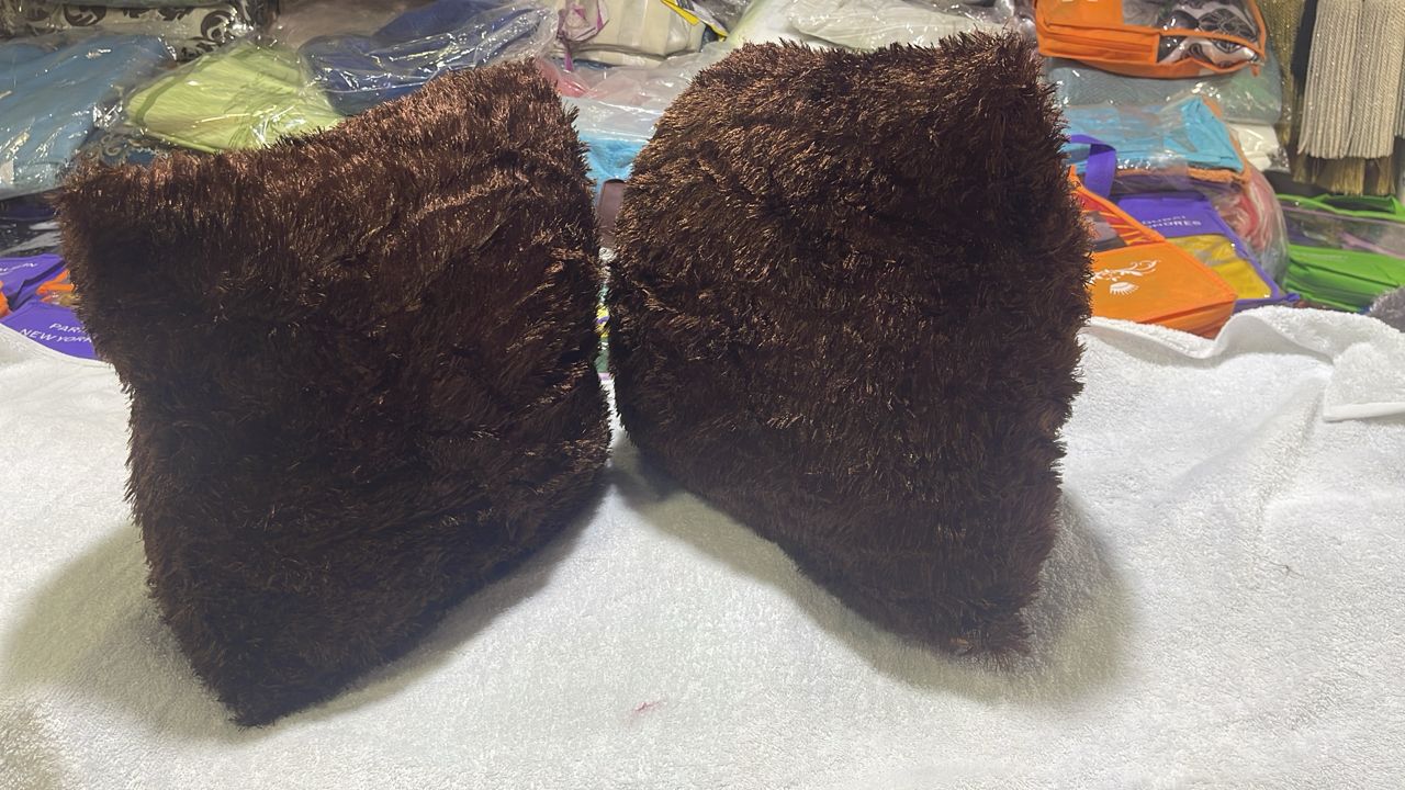 Coussins marron doux duveteux