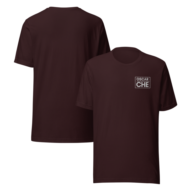 Playera de tela suave y logo bordado.