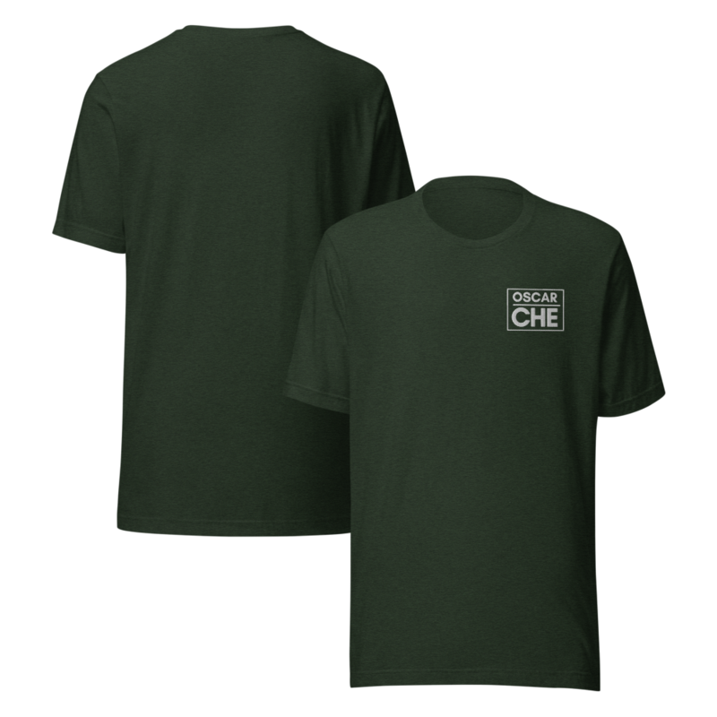 Playera de tela suave y logo bordado.