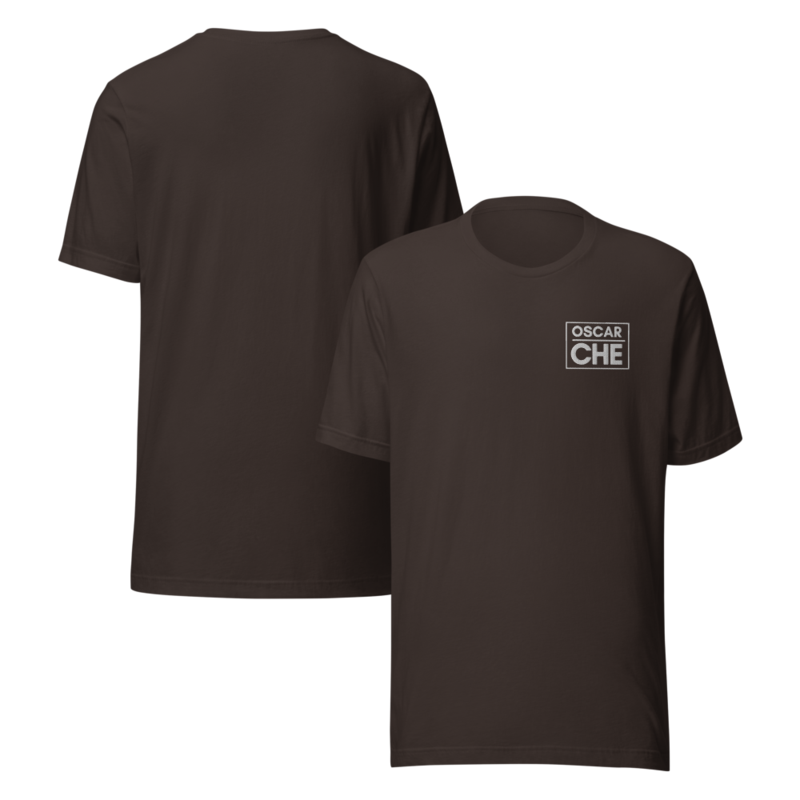Playera de tela suave y logo bordado.