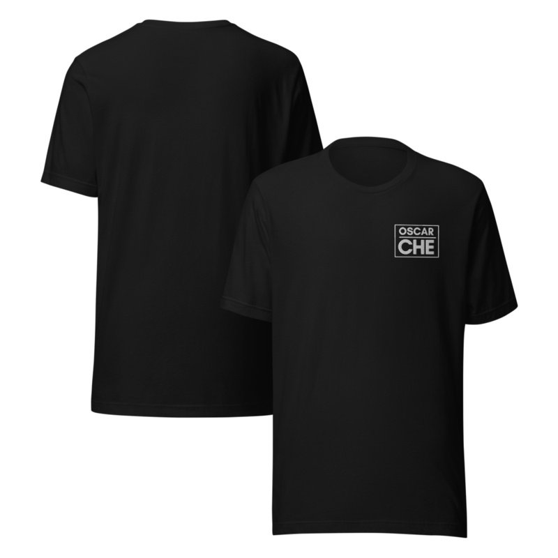 Playera de tela suave y logo bordado.