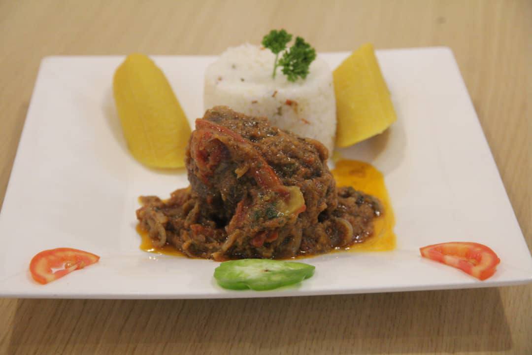 RIZ SAUCE TOMATE PLANTAIN VIANDE