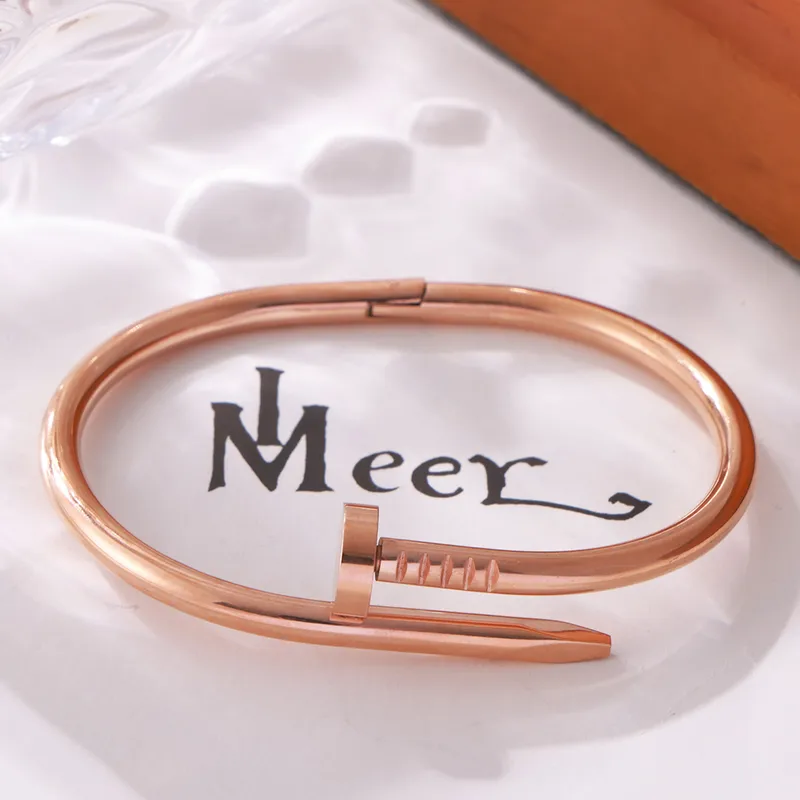 Bracelet clou en or rose