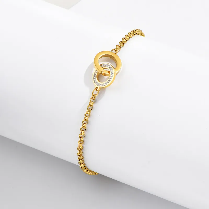 Bracelet doré avec anneaux entrelacés