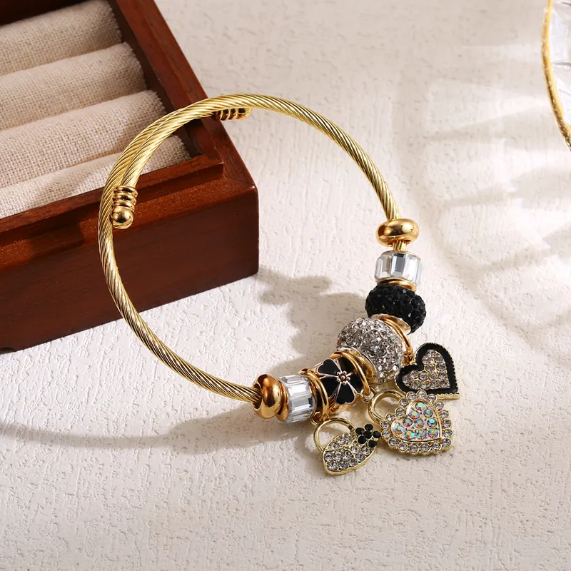 Bracelet doré à breloques noir