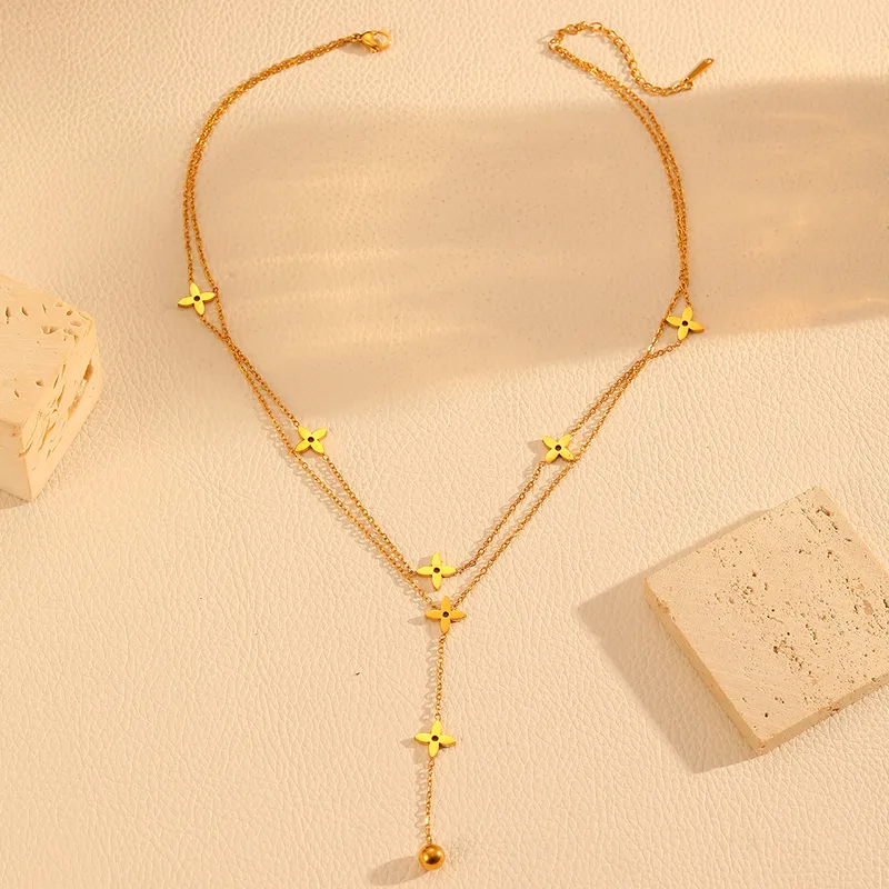 Collier doré à pendentifs fleurs