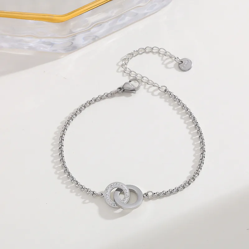 Bracelet en argent avec anneaux entrelacés