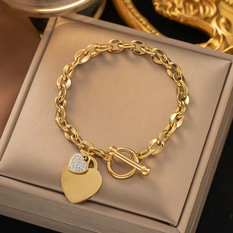 Bracelet doré avec pendentif cœur