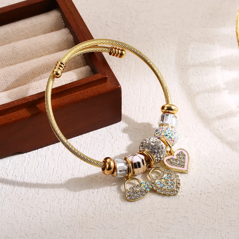 Bracelet en acier doré avec pendentifs cœur