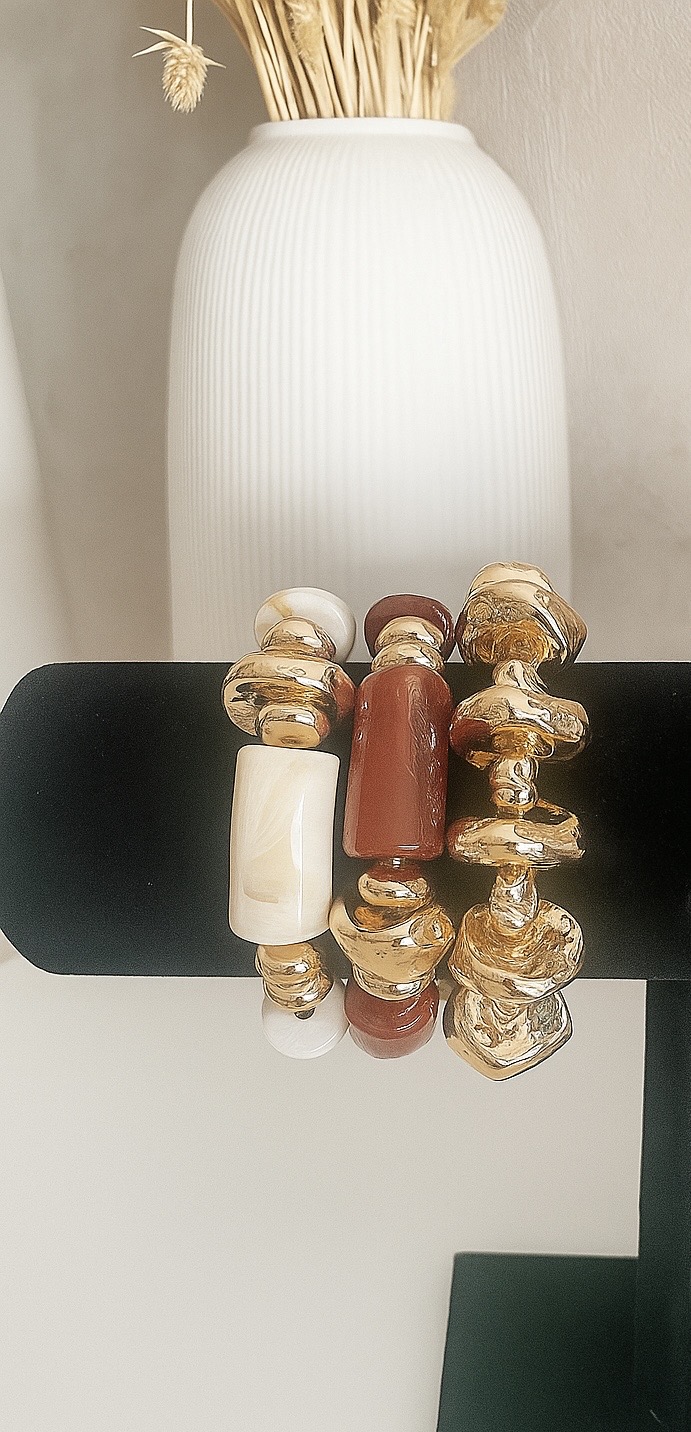 Bracelet doré avec perles colorées