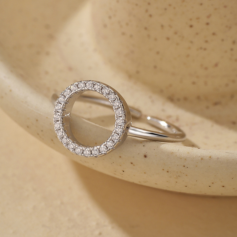 Bague cercle en argent avec zircons