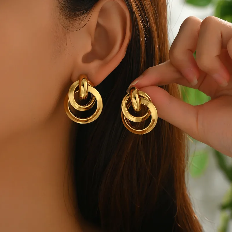 Boucles d’oreilles dorées à anneaux entrelacés