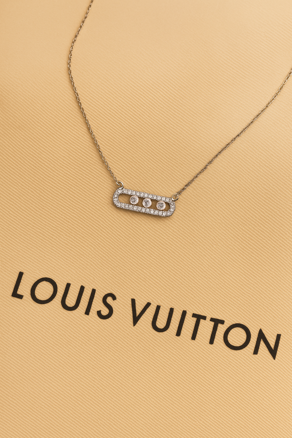 Collier argenté avec pendentif strass