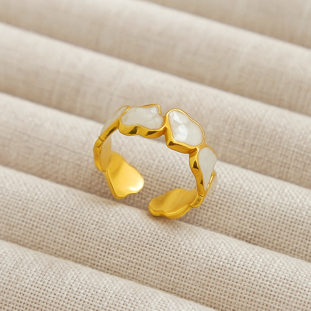 Bague dorée avec cœurs en nacre